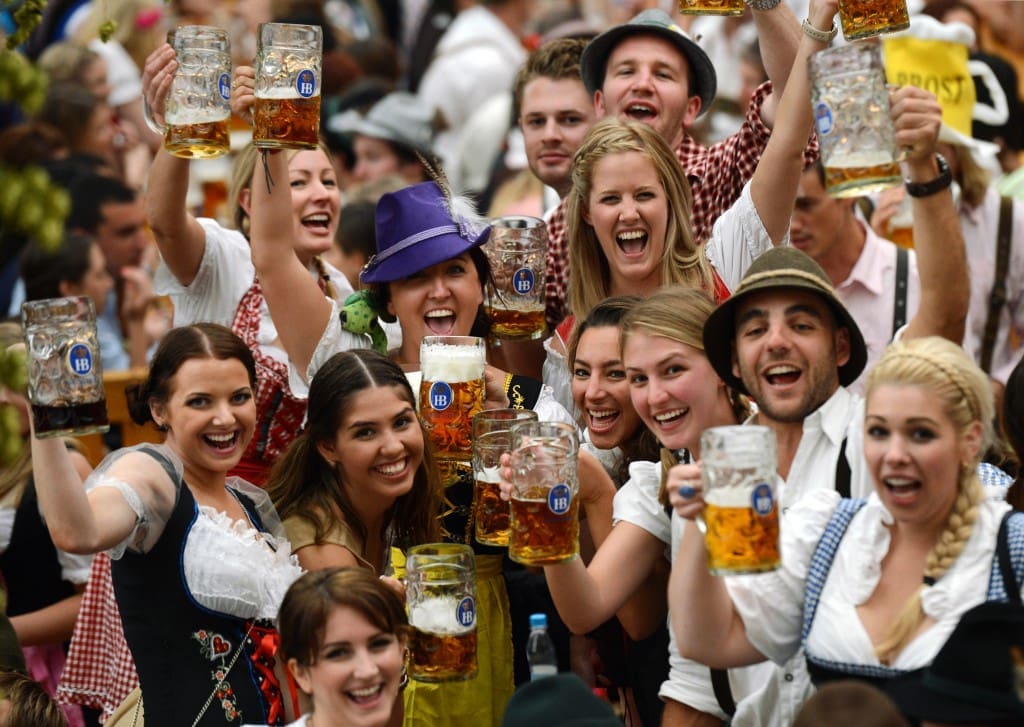 GERMANY-MUNICH-FESTIVAL-DRINK-LIFESTYLE-BEER-OKTOBERFEST